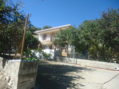 Vendo chalet con 276 metros cuadrados construidos y 691 metros cuadrados de terreno.