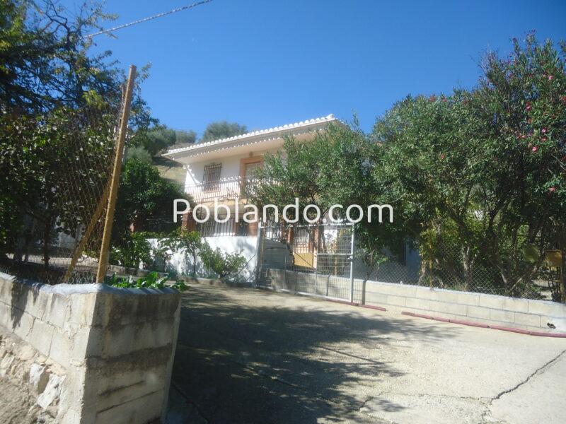 Vendo chalet con 276 metros cuadrados construidos y 691 metros cuadrados de terreno.