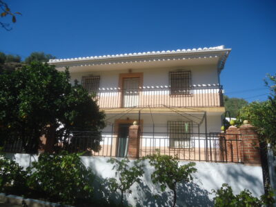 Vendo chalet con 276 metros cuadrados construidos y 691 metros cuadrados de terreno.