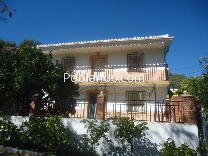 Vendo chalet con 276 metros cuadrados construidos y 691 metros cuadrados de terreno.