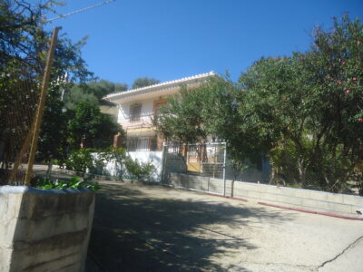 Vendo chalet con 276 metros cuadrados construidos y 691 metros cuadrados de terreno.