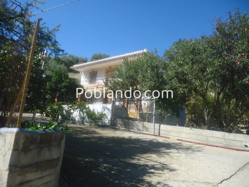 Vendo chalet con 276 metros cuadrados construidos y 691 metros cuadrados de terreno.