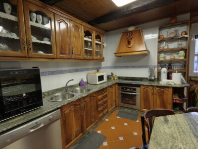 CASA CON TERRENO ¿Buscas desconexión, calidad de vida y el encanto de una casa auténtica? Esta es tu oportunidad. Presentamos esta preciosa vivienda unifamiliar que combina a la perfección la arquitectura tradicional de piedra y madera con todas las comodi