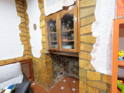 CASA CON TERRENO ¿Buscas desconexión, calidad de vida y el encanto de una casa auténtica? Esta es tu oportunidad. Presentamos esta preciosa vivienda unifamiliar que combina a la perfección la arquitectura tradicional de piedra y madera con todas las comodi