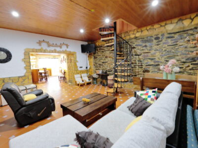 CASA CON TERRENO ¿Buscas desconexión, calidad de vida y el encanto de una casa auténtica? Esta es tu oportunidad. Presentamos esta preciosa vivienda unifamiliar que combina a la perfección la arquitectura tradicional de piedra y madera con todas las comodi