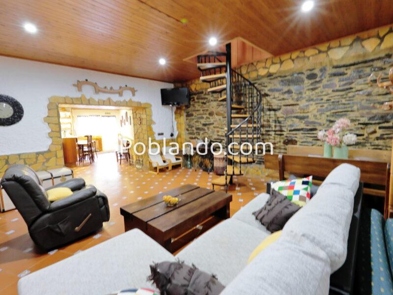 CASA CON TERRENO ¿Buscas desconexión, calidad de vida y el encanto de una casa auténtica? Esta es tu oportunidad. Presentamos esta preciosa vivienda unifamiliar que combina a la perfección la arquitectura tradicional de piedra y madera con todas las comodi