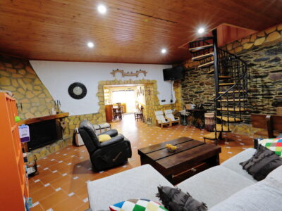 CASA CON TERRENO ¿Buscas desconexión, calidad de vida y el encanto de una casa auténtica? Esta es tu oportunidad. Presentamos esta preciosa vivienda unifamiliar que combina a la perfección la arquitectura tradicional de piedra y madera con todas las comodi