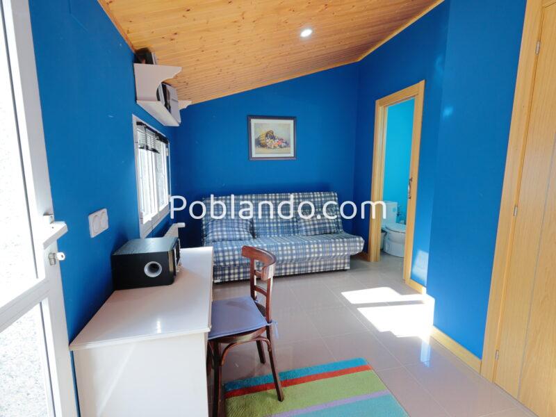 CASA CON TERRENO ¿Buscas desconexión, calidad de vida y el encanto de una casa auténtica? Esta es tu oportunidad. Presentamos esta preciosa vivienda unifamiliar que combina a la perfección la arquitectura tradicional de piedra y madera con todas las comodi