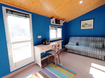 CASA CON TERRENO ¿Buscas desconexión, calidad de vida y el encanto de una casa auténtica? Esta es tu oportunidad. Presentamos esta preciosa vivienda unifamiliar que combina a la perfección la arquitectura tradicional de piedra y madera con todas las comodi
