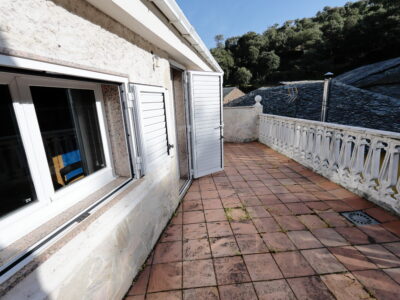 CASA CON TERRENO ¿Buscas desconexión, calidad de vida y el encanto de una casa auténtica? Esta es tu oportunidad. Presentamos esta preciosa vivienda unifamiliar que combina a la perfección la arquitectura tradicional de piedra y madera con todas las comodi