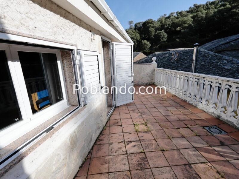 CASA CON TERRENO ¿Buscas desconexión, calidad de vida y el encanto de una casa auténtica? Esta es tu oportunidad. Presentamos esta preciosa vivienda unifamiliar que combina a la perfección la arquitectura tradicional de piedra y madera con todas las comodi