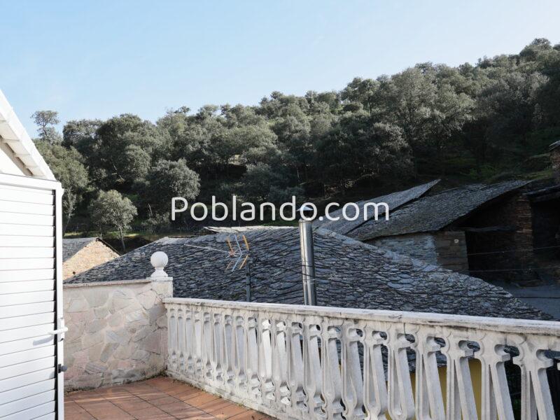 CASA CON TERRENO ¿Buscas desconexión, calidad de vida y el encanto de una casa auténtica? Esta es tu oportunidad. Presentamos esta preciosa vivienda unifamiliar que combina a la perfección la arquitectura tradicional de piedra y madera con todas las comodi