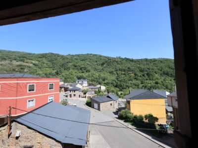 Gran casa rústica con espectacular bodega, cochera y vistas a la montaña, perfectamente acondicionada pero con un enorme potencial de ampliación para restaurar a tu gusto.