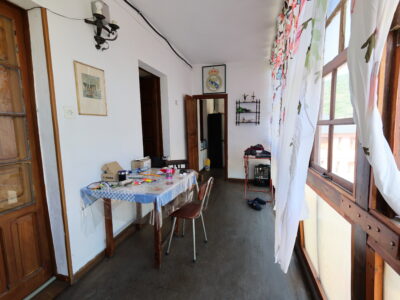 Gran casa rústica con espectacular bodega, cochera y vistas a la montaña, perfectamente acondicionada pero con un enorme potencial de ampliación para restaurar a tu gusto.