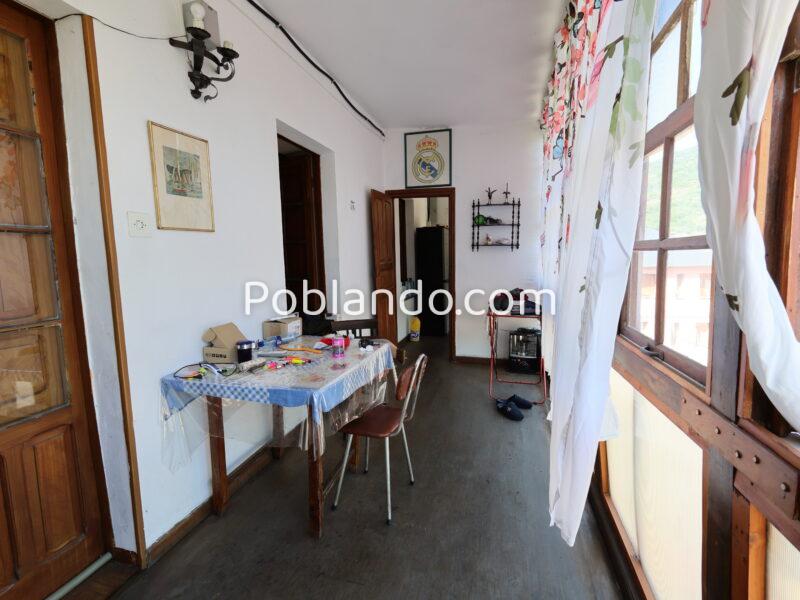 Gran casa rústica con espectacular bodega, cochera y vistas a la montaña, perfectamente acondicionada pero con un enorme potencial de ampliación para restaurar a tu gusto.