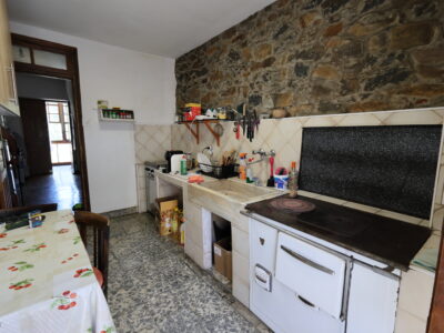 Gran casa rústica con espectacular bodega, cochera y vistas a la montaña, perfectamente acondicionada pero con un enorme potencial de ampliación para restaurar a tu gusto.