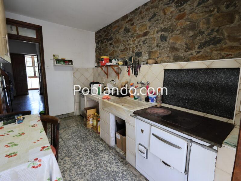 Gran casa rústica con espectacular bodega, cochera y vistas a la montaña, perfectamente acondicionada pero con un enorme potencial de ampliación para restaurar a tu gusto.