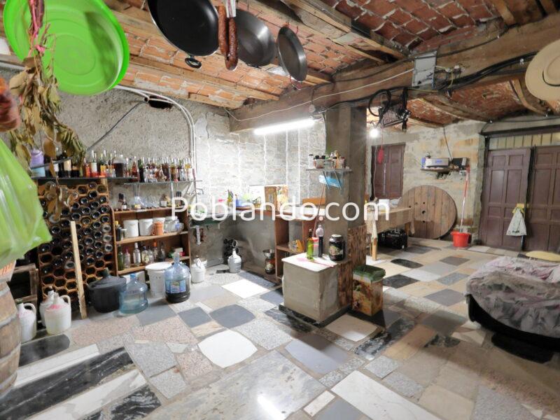 Gran casa rústica con espectacular bodega, cochera y vistas a la montaña, perfectamente acondicionada pero con un enorme potencial de ampliación para restaurar a tu gusto.