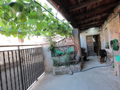 Gran casa rústica con espectacular bodega, cochera y vistas a la montaña, perfectamente acondicionada pero con un enorme potencial de ampliación para restaurar a tu gusto.