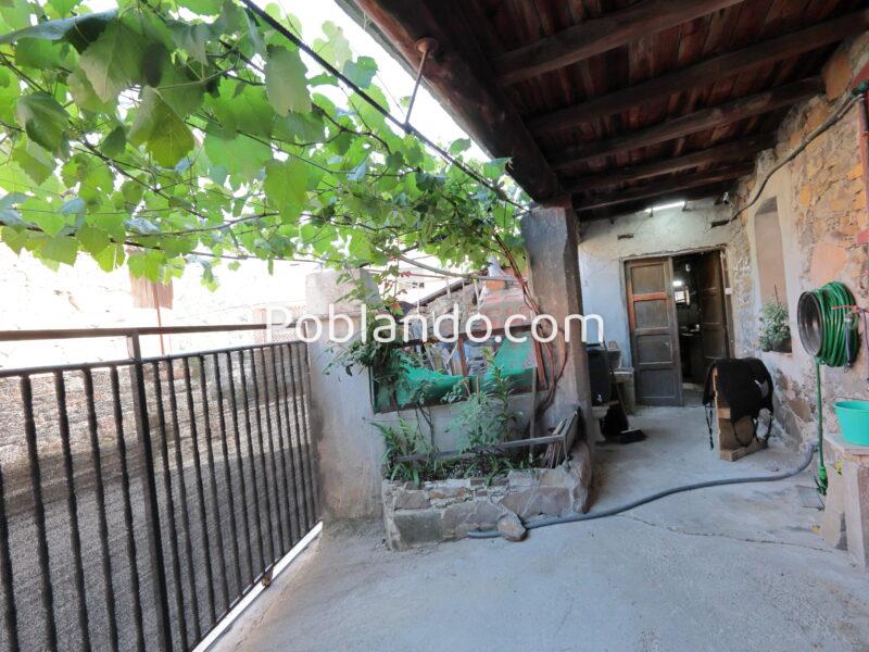 Gran casa rústica con espectacular bodega, cochera y vistas a la montaña, perfectamente acondicionada pero con un enorme potencial de ampliación para restaurar a tu gusto.