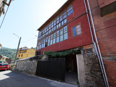 Gran casa rústica con espectacular bodega, cochera y vistas a la montaña, perfectamente acondicionada pero con un enorme potencial de ampliación para restaurar a tu gusto.