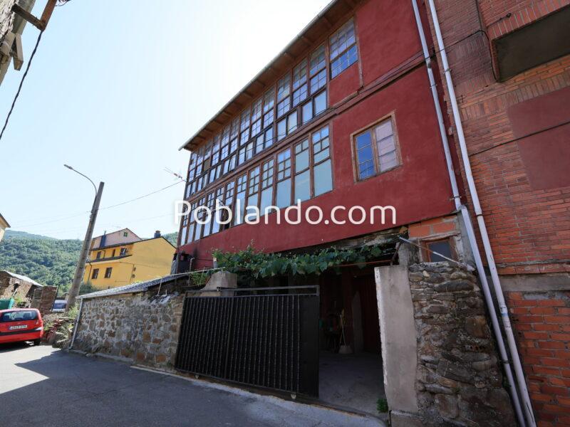 Gran casa rústica con espectacular bodega, cochera y vistas a la montaña, perfectamente acondicionada pero con un enorme potencial de ampliación para restaurar a tu gusto.