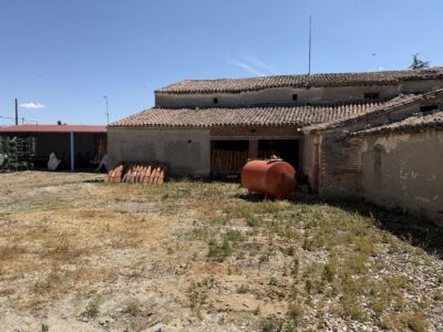 Terreno en el centro del pueblo con casa para rehabilitar
