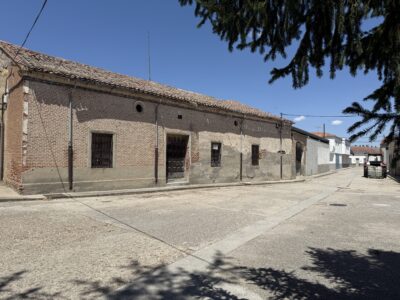 Terreno en el centro del pueblo con casa para rehabilitar