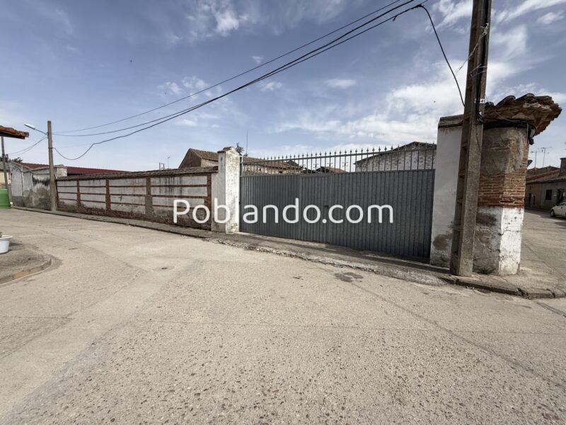 Terreno en el centro del pueblo con casa para rehabilitar