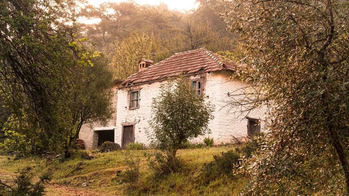 Cómo comprar una casa de pueblo barata en España en 2026