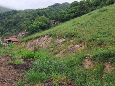 Finca de 30.000 m² con Casa y Cuadras – Ideal Turismo Rural / Cabañas/ Casas Prefabricadas (Pola de Lena, Asturias)