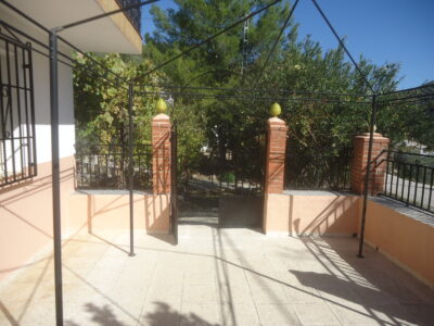 Vendo chalet con 276 metros cuadrados construidos y 691 metros cuadrados de terreno.