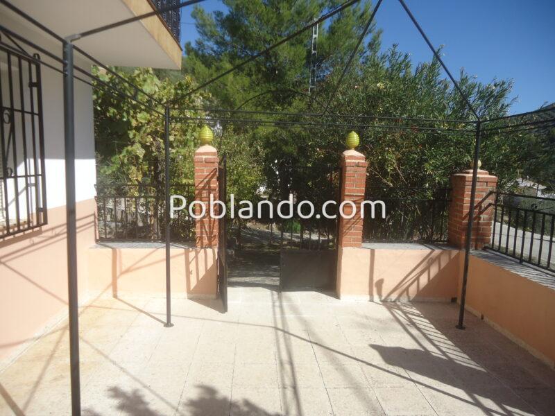 Vendo chalet con 276 metros cuadrados construidos y 691 metros cuadrados de terreno.