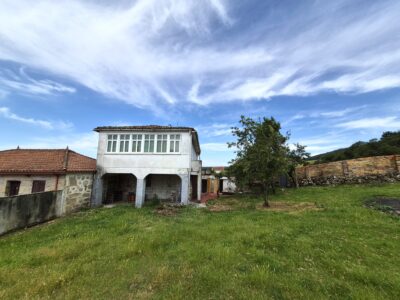 Casa unifamiliar con finca cerrada en Xunqueira de Espadañedo.