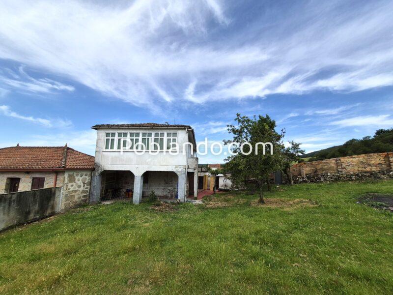 Casa unifamiliar con finca cerrada en Xunqueira de Espadañedo.
