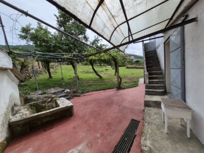 Casa unifamiliar con finca cerrada en Xunqueira de Espadañedo.