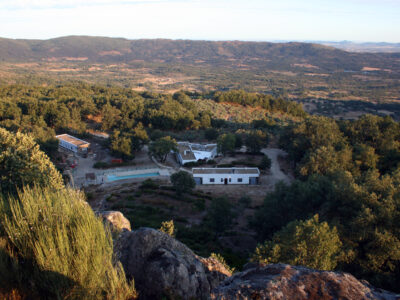 Hotel boutique en funcionamiento en Sierra de Gata · finca privada de 12 ha · alto potencial de crecimiento y ampliación.