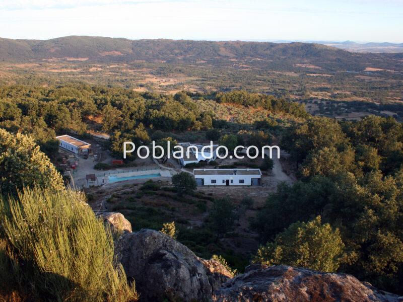 Hotel boutique en funcionamiento en Sierra de Gata · finca privada de 12 ha · alto potencial de crecimiento y ampliación.