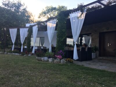 Hotel boutique en funcionamiento en Sierra de Gata · finca privada de 12 ha · alto potencial de crecimiento y ampliación.