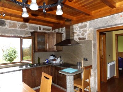 Casa de piedra reformada con Finca de 5 hectáreas con castaños