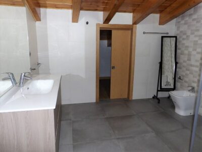 Casa de piedra reformada con Finca de 5 hectáreas con castaños