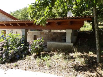 Casa de piedra reformada con Finca de 5 hectáreas con castaños