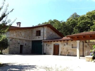 Casa de piedra reformada con Finca de 5 hectáreas con castaños