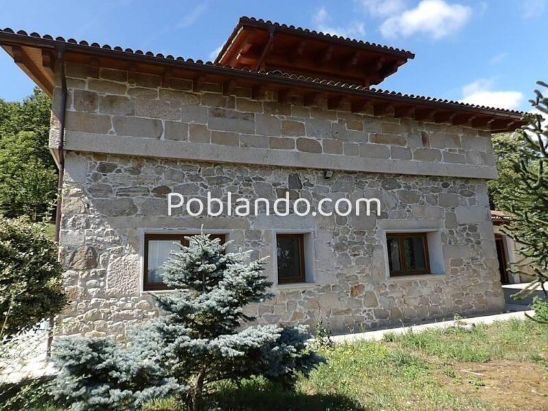 Casa de piedra reformada con Finca de 5 hectáreas con castaños