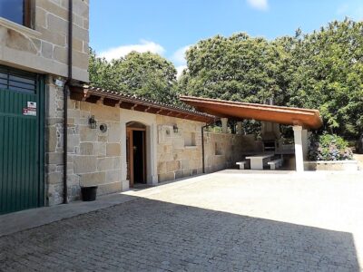 Casa de piedra reformada con Finca de 5 hectáreas con castaños