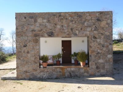 Hotel boutique en funcionamiento en Sierra de Gata · finca privada de 12 ha · alto potencial de crecimiento y ampliación.