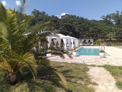 Hotel boutique en funcionamiento en Sierra de Gata · finca privada de 12 ha · alto potencial de crecimiento y ampliación.