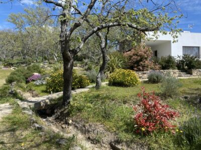 Hotel boutique en funcionamiento en Sierra de Gata · finca privada de 12 ha · alto potencial de crecimiento y ampliación.