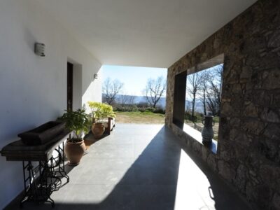 Hotel boutique en funcionamiento en Sierra de Gata · finca privada de 12 ha · alto potencial de crecimiento y ampliación.