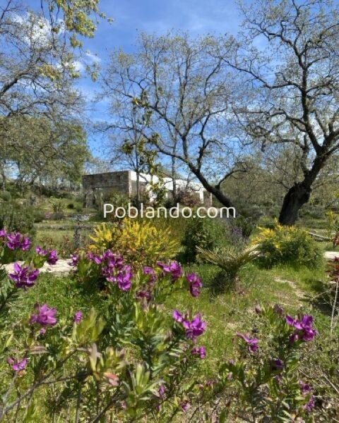 Hotel boutique en funcionamiento en Sierra de Gata · finca privada de 12 ha · alto potencial de crecimiento y ampliación.
